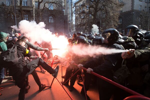 Столкновения между националистами и сотрудниками полиции возле здания администрации президента Украины в центре Киева - Sputnik Южная Осетия