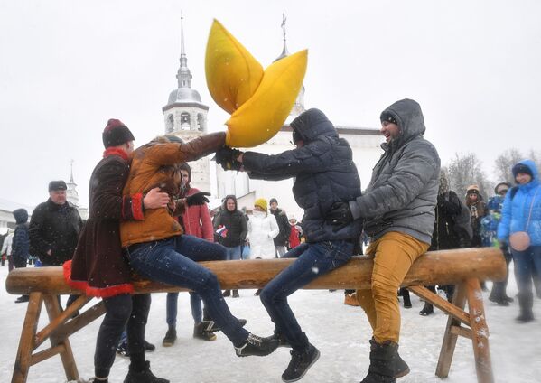 Битва на подушках на праздновании Широкой Масленицы в Суздале - Sputnik Южная Осетия