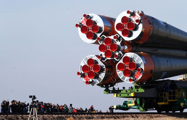 Транспортировка ракеты-носителя Союз-ФГ с пилотируемым кораблем Союз МС-12 на стартовую площадку космодрома Байконур - Sputnik Южная Осетия