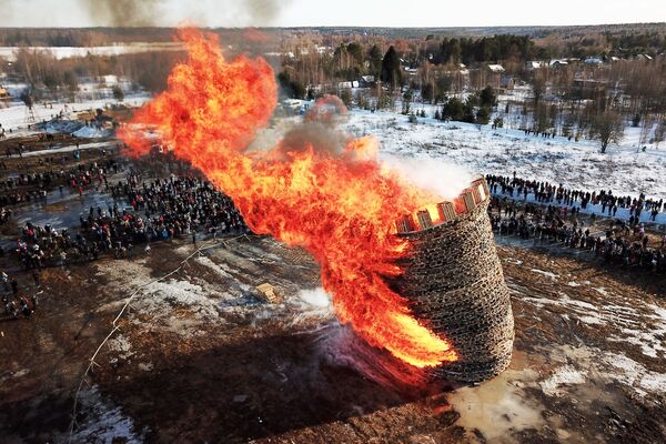 Участники празднования Широкой Масленицы во время сожжения Бастилии на территории деревни Никола-Ленивец - Sputnik Южная Осетия