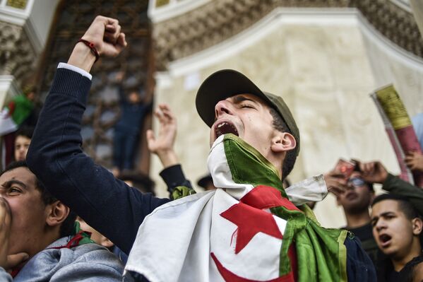 Алжирские студенты на демонстрации возле Главпочтамта в центре столицы Алжира против выдвижения президента Алжира Абделя Азиза Бутефлики на пятый президентский срок - Sputnik Южная Осетия