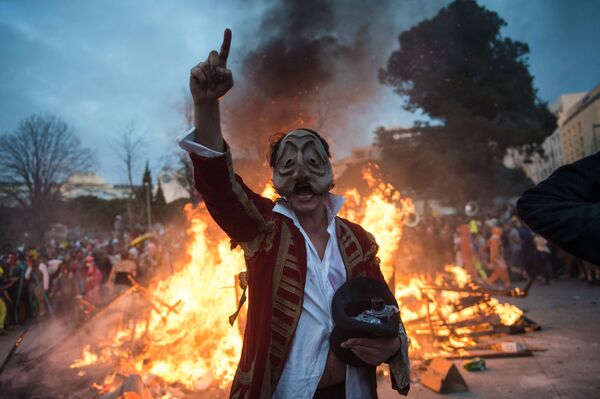 Участник марсельского карнавала La Plaine Carnival в маске мэра Марселя Жан-Клода Годена, Франция - Sputnik Южная Осетия