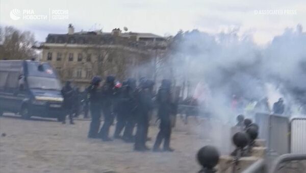 Полицейские газом разгоняли протестующих желтых жилетов в Париже - Sputnik Южная Осетия
