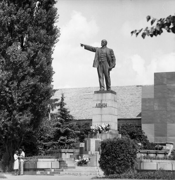 Влюбленные на свидании у памятнику Ленину в городе Белая Церковь, Украинская ССР, 1983 год - Sputnik Южная Осетия