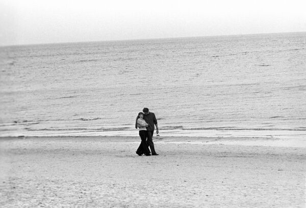 Влюбленная пара на побережье рыболовецкого колхоза Банга, Латвийская ССР, 1974 год - Sputnik Южная Осетия