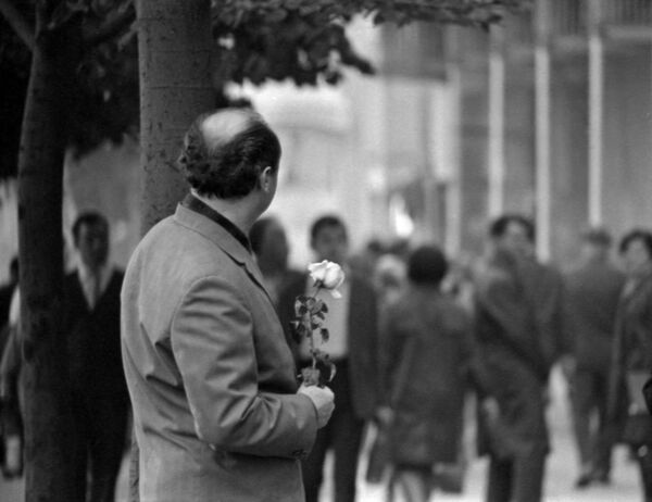 Мужчина с розой на центральной улице Одессы, Украинская ССР. 1970 год - Sputnik Южная Осетия