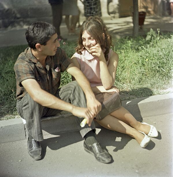 Молодые люди во время прогулки, Армянская ССР. 1969 год - Sputnik Южная Осетия