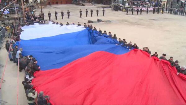 Триколор на Гасфорте: самый большой флаг России развернули в Крыму - Sputnik Южная Осетия