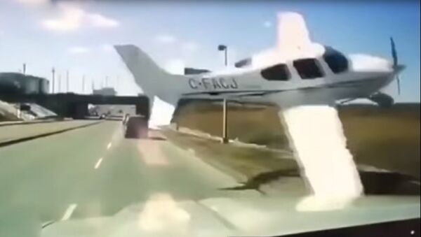 Падающий самолет чудом не протаранил автомобиль на шоссе – видео - Sputnik Южная Осетия