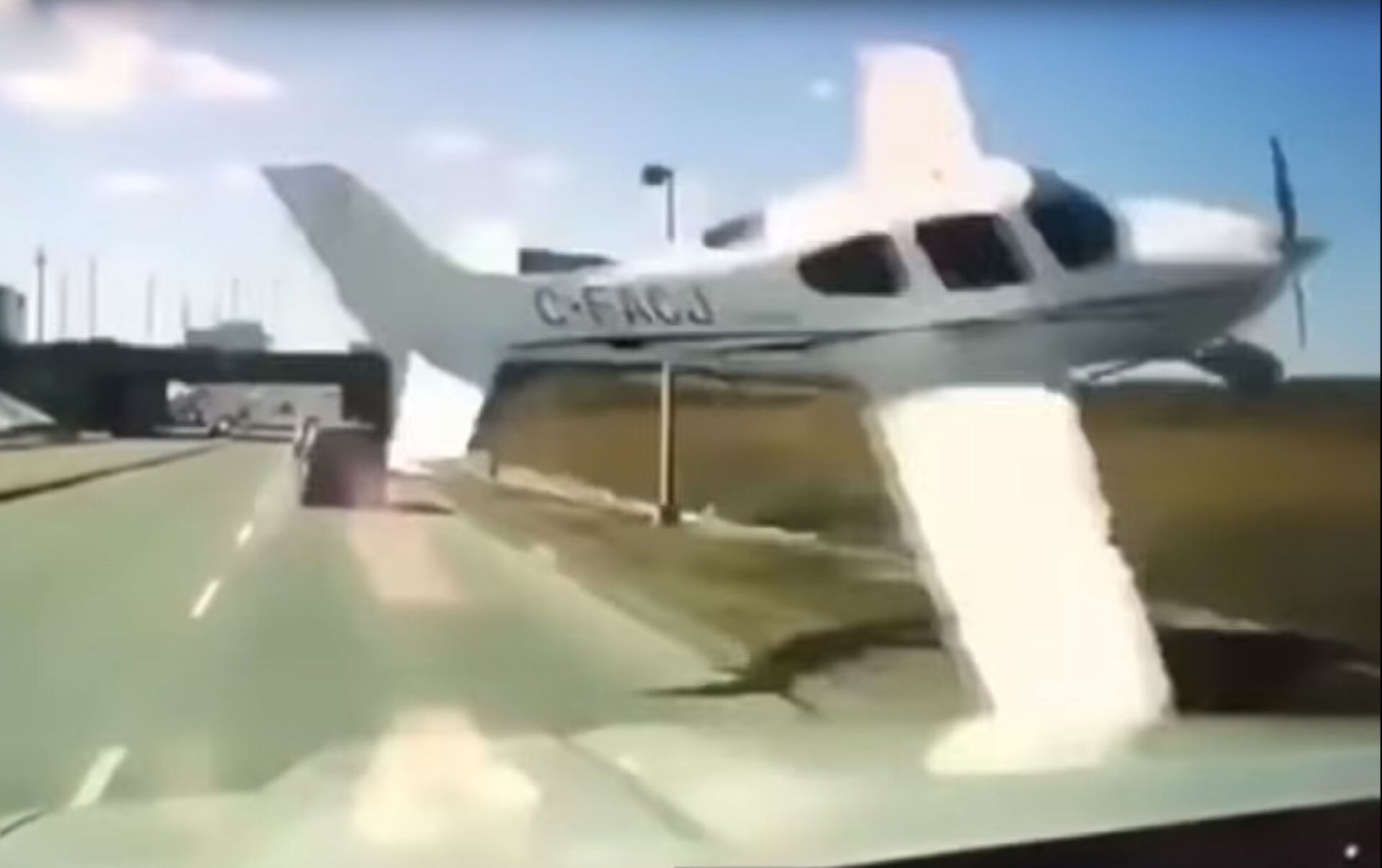 Видео самолеты падали. Пересекающиеся самолеты реальный случай. 11 Сентября кадры самолет торчит.
