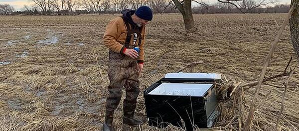 Американцы нашли посреди поля набитый пивом холодильник и поблагодарили небеса Американцы нашли посреди поля набитый пивом холодильник и поблагодарили небеса - Sputnik Южная Осетия