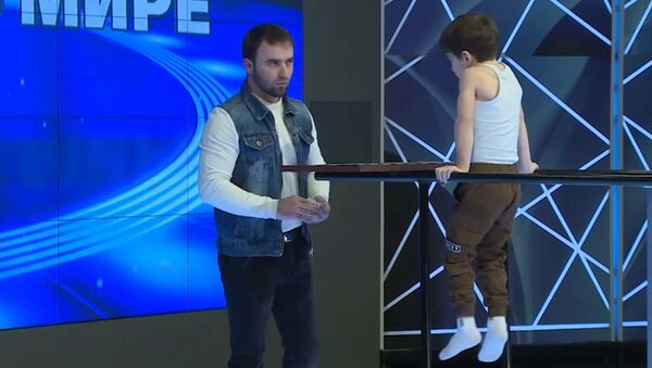 Шестилетний Рахим Куриев из Чечни установил рекорд по отжиманию на брусьях - Sputnik Южная Осетия