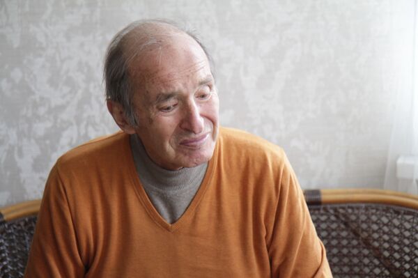 Награда нашла героя дома: президент Южной Осетии наградил Вадима Габараева - Sputnik Южная Осетия