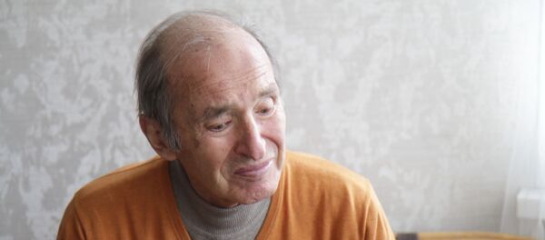 Анатолий Бибилов наградил Вадима Габараева медалью В ознаменование 10-летия Победы в Отечественной войне народа Южной Осетии Анатолий Бибилов наградил Вадима Габараева медалью В ознаменование 10-летия Победы в Отечественной войне народа Южной Осетии - Sputnik Южная Осетия