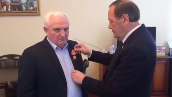 Экс-директору ГТРК Абхазии вручили юбилейную медаль Южной Осетии - Sputnik Южная Осетия