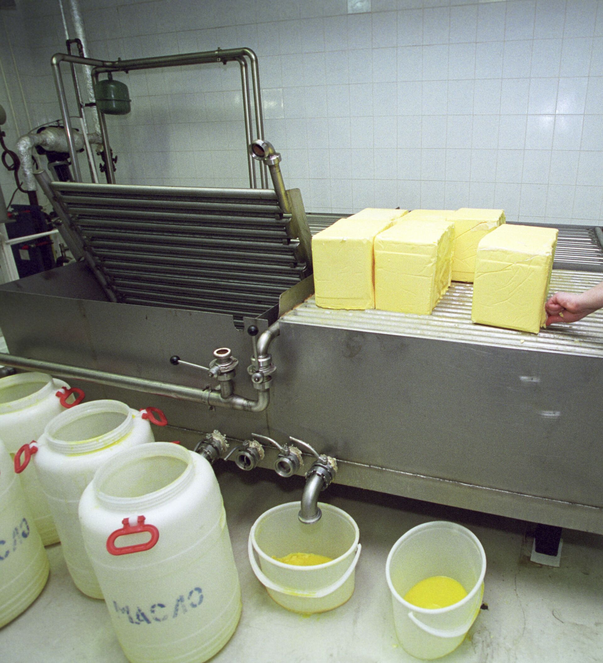 Процесс производства масла. Производство сливочного масла. Фасовка масла сливочного. Оборудование для производства сливочного масла. Масло сливочное оборудование.