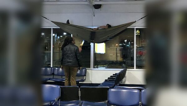 Турист с гамаком в аэропорту - Sputnik Южная Осетия