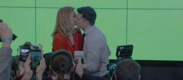 Расцеловал жену: как Зеленский реагировал на результаты экзит-полов Расцеловал жену: как Зеленский реагировал на результаты экзит-полов - Sputnik Южная Осетия