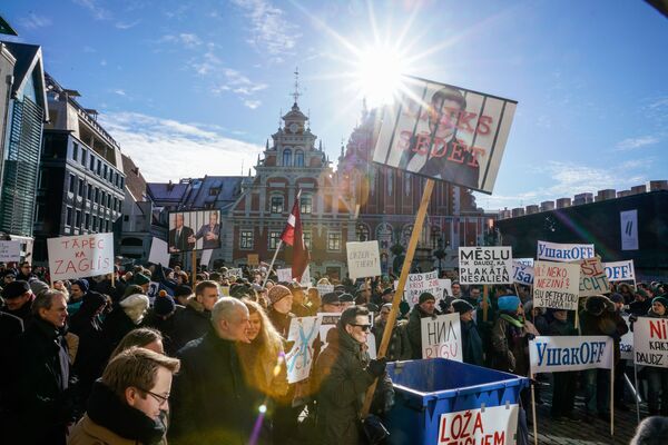 Участники акции против мэра Риги Нила Ушакова и за роспуск Рижской думы на Ратушной площади - Sputnik Южная Осетия