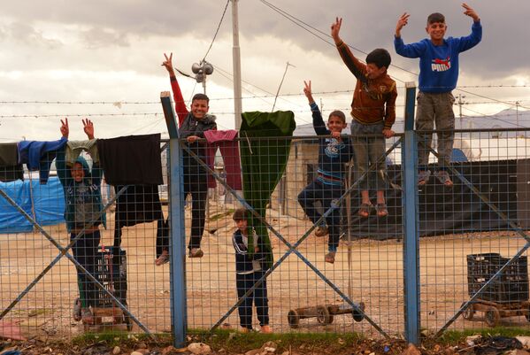 Дети в лагере беженцев из Сирии и из других районов Ирака Барика около города Сулеймания, Ирак - Sputnik Южная Осетия