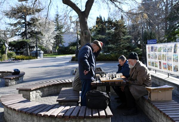 Мужчины играют в шахматы в Севастополе - Sputnik Южная Осетия