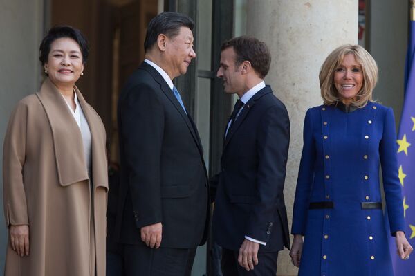 Председатель КНР Си Цзиньпин с супругой Пэн Лиюань и президент Франции Эммануэль Макрон с супругой Бриджит Макрон во время встречи лидеров стран ЕС и Китая в Елисейском дворце в Париже - Sputnik Южная Осетия