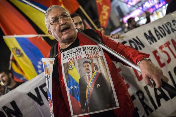 Участник акции в поддержку легитимного президента Венесуэлы Николаса Мадуро в Мадриде - Sputnik Южная Осетия
