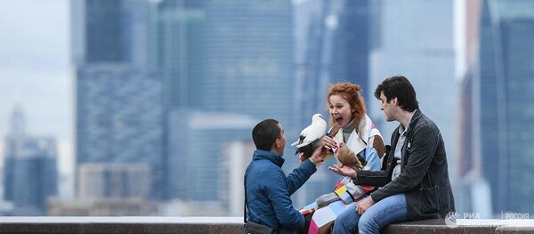 Молодые люди на смотровой площадке в Москве Молодые люди на смотровой площадке в Москве - Sputnik Южная Осетия