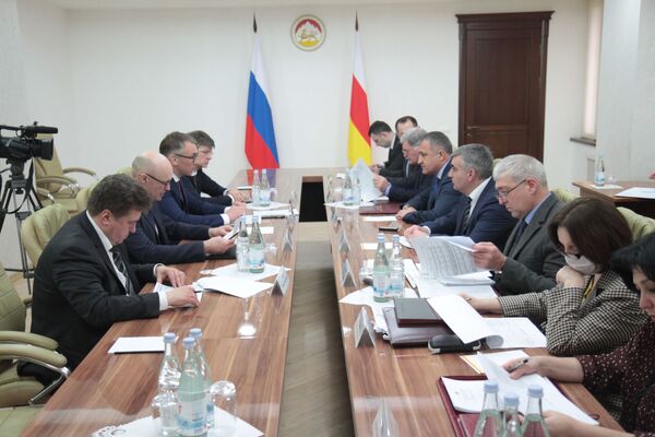 Бибилов об Инвестпрограмме-2019: уровень реализации будет максимальным Бибилов об Инвестпрограмме-2019: уровень реализации будет максимальным - Sputnik Южная Осетия