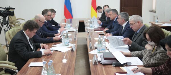 Встреча президента РЮО Анатолия Бибилова с замминистра РФ по делам Северного Кавказа Игорем Кошиным Встреча президента РЮО Анатолия Бибилова с замминистра РФ по делам Северного Кавказа Игорем Кошиным - Sputnik Южная Осетия