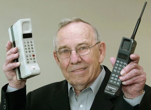 Бывший глава Motorola Design Руди Кролопп с первым мобильным телефоном DynaTAC 8000X и первым мобильным телефоном International 3200, 2003 год - Sputnik Южная Осетия