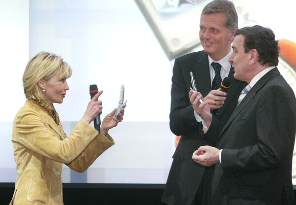 Дорис Шредер-Кепф фотографирует своего мужа канцлера Герхарда Шредера мобильным телефоном со встроенной камерой  - Sputnik Южная Осетия