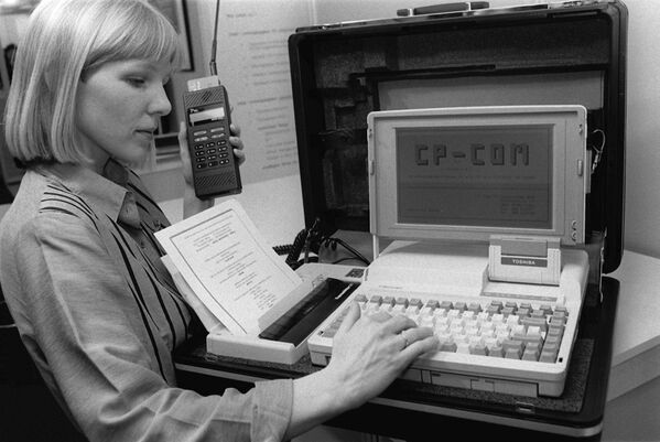 Портативный офис в портфеле с ноутбуком, принтером и мобильным телефоном представлен как на выставке технологий CeBit в Ганновере, Германия. 1990 год - Sputnik Южная Осетия