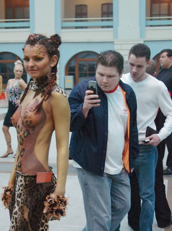 Прохожий фотографирует участницу фестиваля индустрии красоты Весенний вернисаж. 2006 год - Sputnik Южная Осетия