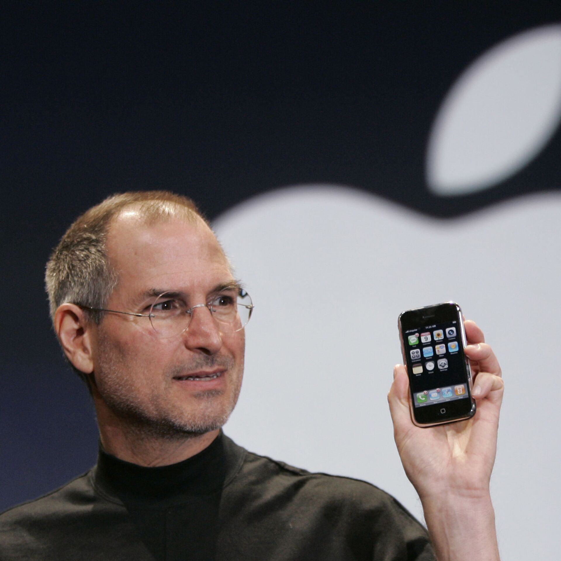 Первый в мире сенсорный. Стив Джобс с айфоном. Стив Джобс айфон 1. Стив Джобс айфон 2g. Стив Джобс айфон 2007.