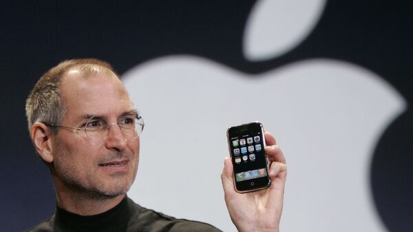 CEO корпорации Apple Стив Джобс держит Iphone на конференции MacWorld в Сан-Франциско, 2007 год - Sputnik Южная Осетия