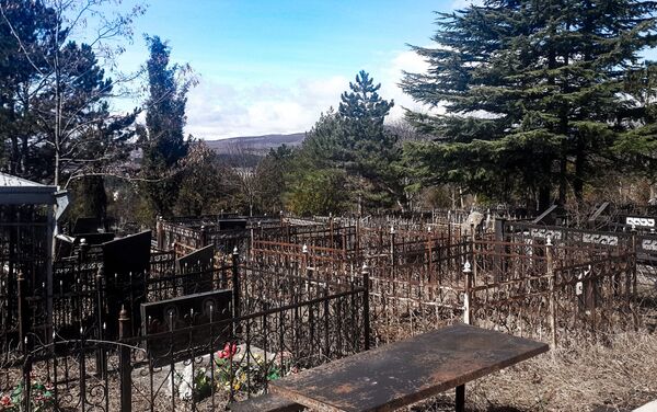 В Южной Осетии завершается предпасхальная уборка Згудерского кладбища - Sputnik Южная Осетия