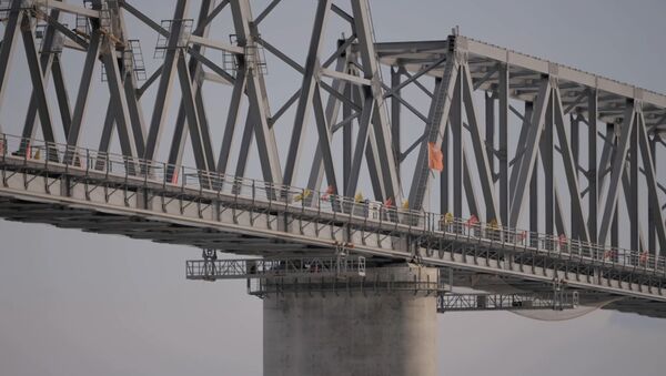 Строители соединили российскую и китайскую части моста через реку Амур - Sputnik Южная Осетия