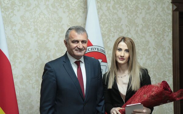 Президент РЮО наградил граждан республики - Sputnik Южная Осетия