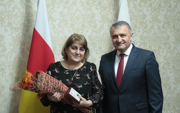 Президент РЮО наградил граждан республики - Sputnik Южная Осетия