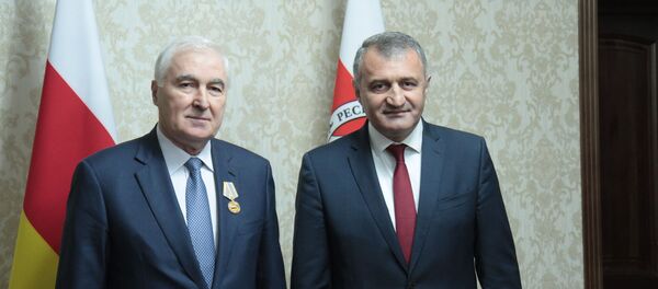 Президент РЮО наградил граждан республики - Sputnik Южная Осетия