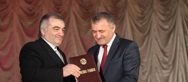 Президент Южной Осетии наградил Игоря Тасоева Президент Южной Осетии наградил Игоря Тасоева - Sputnik Южная Осетия