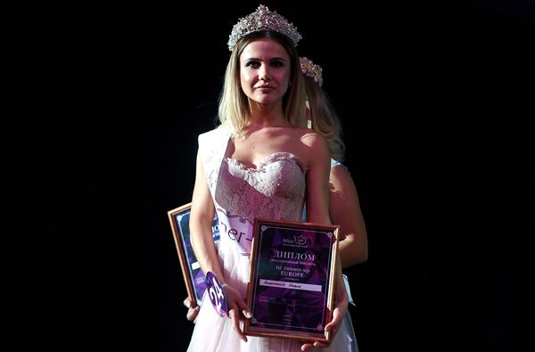 Вторая вице-мисс конкурса красоты Miss International Mini 2019 Europe Анастасия Новак (справа) на церемонии награждения победителей в Москве - Sputnik Южная Осетия