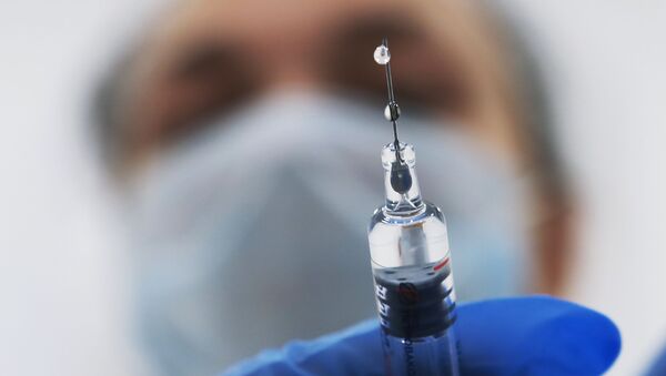 Медик готовит шприц с вакциной против гриппа - Sputnik Южная Осетия