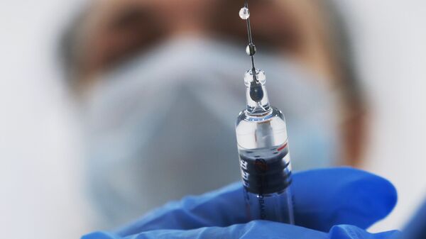 Медик готовит шприц с вакциной против гриппа - Sputnik Южная Осетия