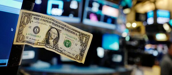 Долларовая купюра прикреплена к монитору компьютера трейдера на Ньюркской фондовой бирже Долларовая купюра прикреплена к монитору компьютера трейдера на Ньюркской фондовой бирже - Sputnik Южная Осетия