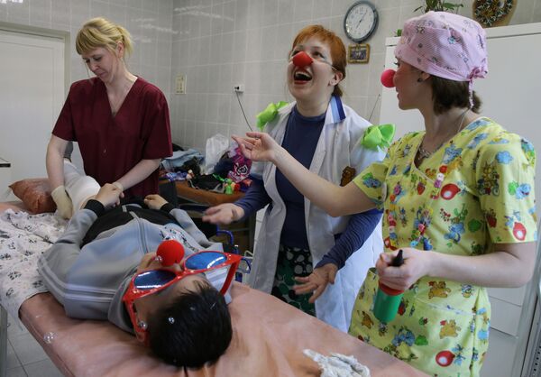 Больничные клоуны в детской областной больнице в Южно-Сахалинске - Sputnik Южная Осетия