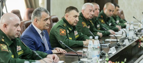 Встреча президента Южной Осетии с делегацией Минобороны России Встреча президента Южной Осетии с делегацией Минобороны России - Sputnik Южная Осетия