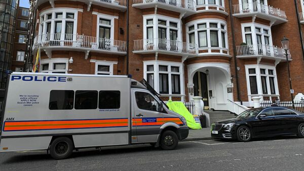 Полицейский фургон возле посольства Эквадора в Лондоне после того, как основатель WikiLeaks Джулиан Ассанж был арестован сотрудниками столичной полиции - Sputnik Южная Осетия