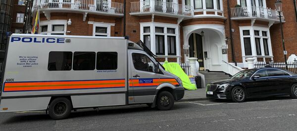 Полицейский фургон возле посольства Эквадора в Лондоне после того, как основатель WikiLeaks Джулиан Ассанж был арестован сотрудниками столичной полиции Полицейский фургон возле посольства Эквадора в Лондоне после того, как основатель WikiLeaks Джулиан Ассанж был арестован сотрудниками столичной полиции - Sputnik Южная Осетия